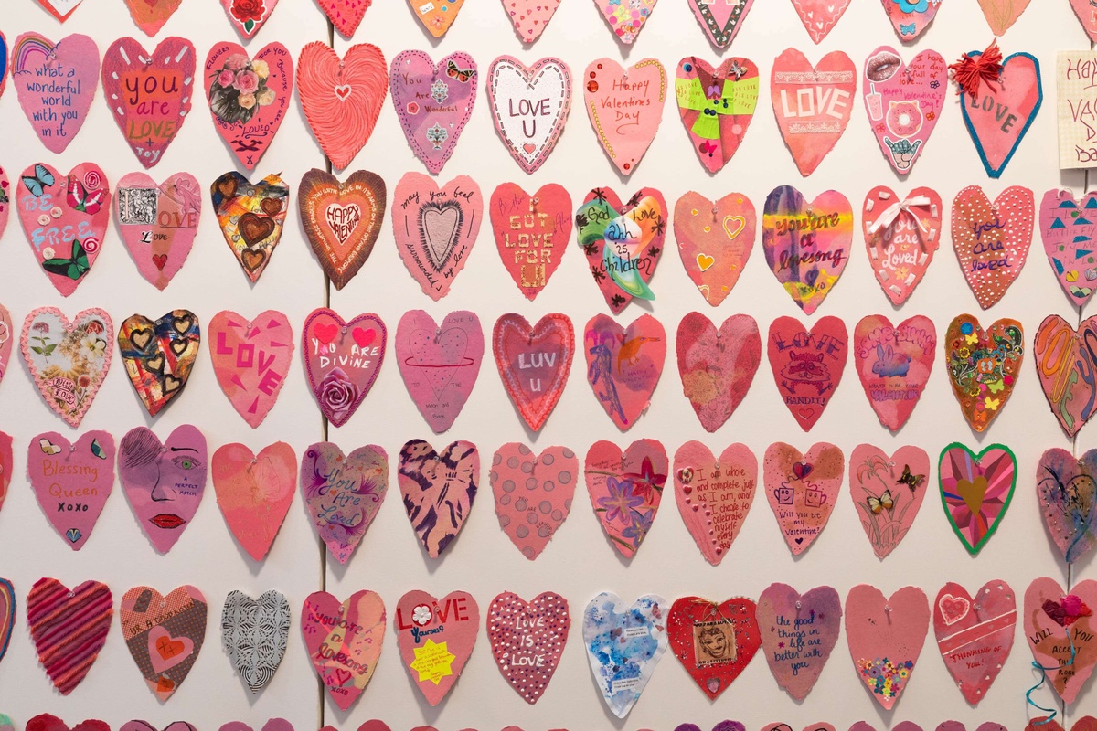 A wall covered in heart shaped valentines