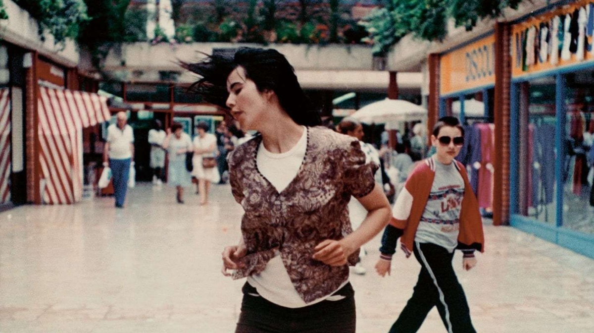 Gillian Wearing dances in a mall